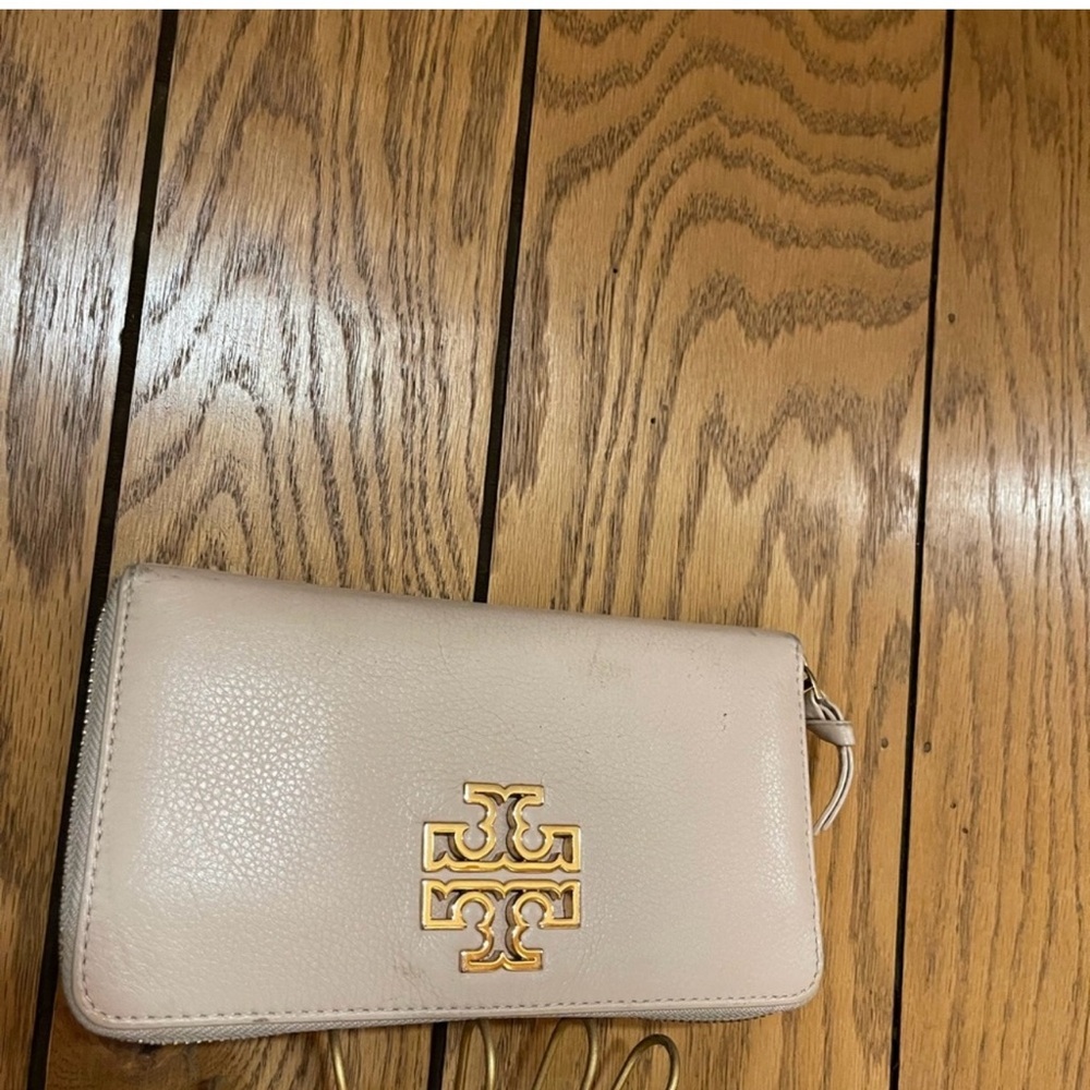 Tory Burch Cream Wallet with Gold Logo - Picture 5 of 15